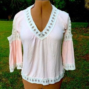 ✨New Directions Pink Lace Top✨